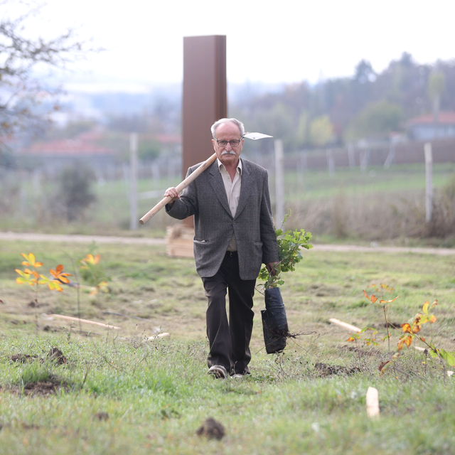 Emekli orman mühendisi ağaç sevgisiyle gençlere örnek oluyor