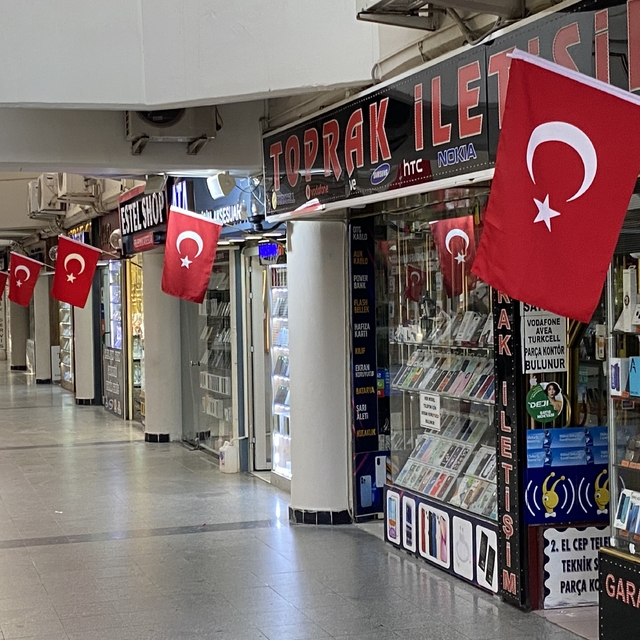 Taşbaşı Çarşısı'ndaki dükkanlar Türk bayrakları ile donatıldı