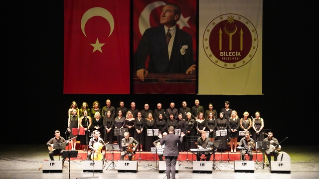 Atatürk'ün sevdiği şarkıları hep birlikte söylendi