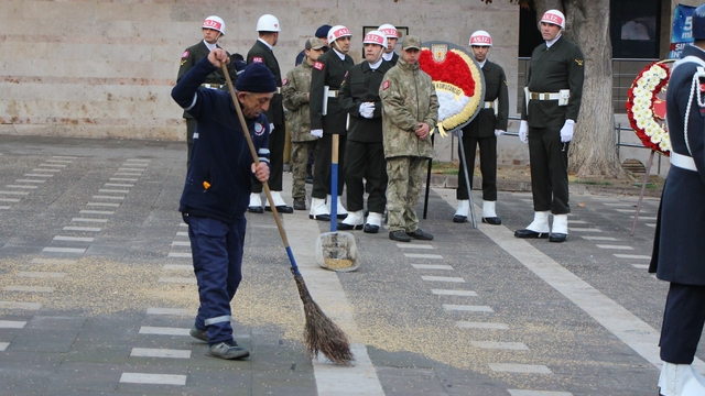 Buğdaylar ayak altında kalmasın diye zamanla yarışıp tören alanını temizledi: "Buğday nimettir, ekmektir"