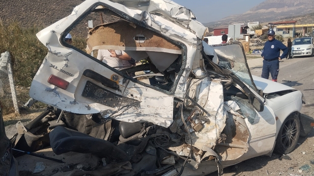 Tır, ışıkta bekleyen 5 aracı biçti