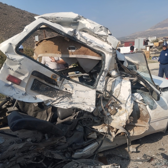 Tır, ışıkta bekleyen 5 aracı biçti