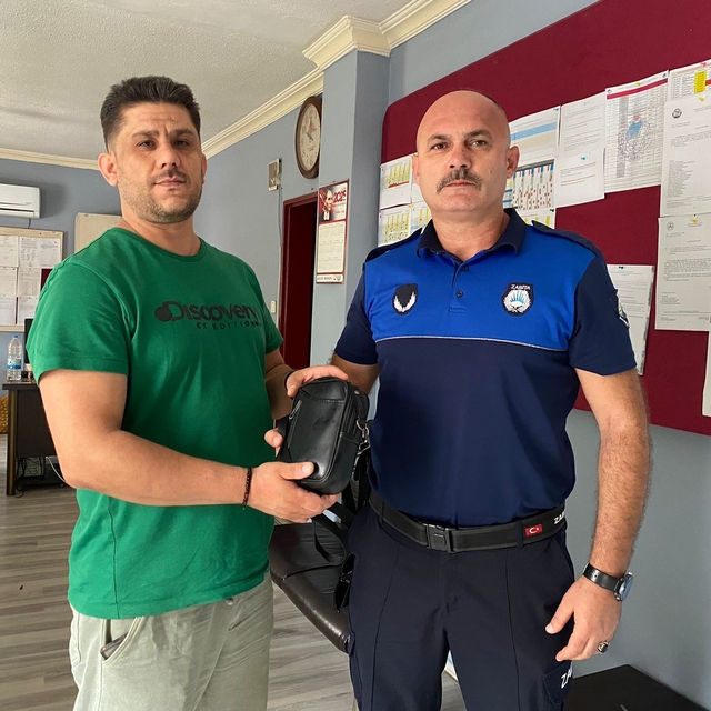 Zabıta ekiplerinin devriye atarken yerde buldukları çanta sahibine teslim e...