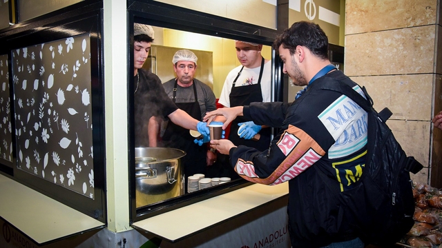 Anadolu Üniversitesi'nden sınav haftasında öğrencilere çay, kahve ve çorba ikramı