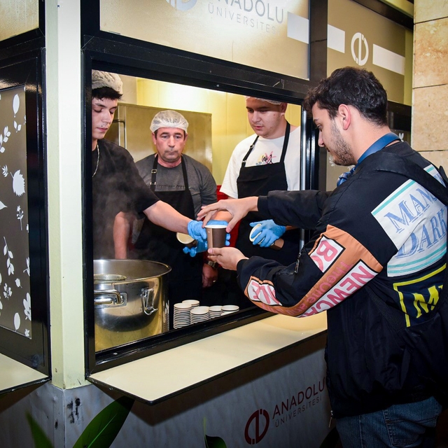 Anadolu Üniversitesi'nden sınav haftasında öğrencilere çay, kahve ve çorba...