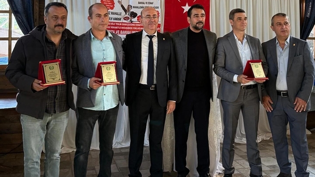 Edremit'te Bakkallar Odası, 20 yılını tamamlayan esnafları plaketle ödüllendirdi