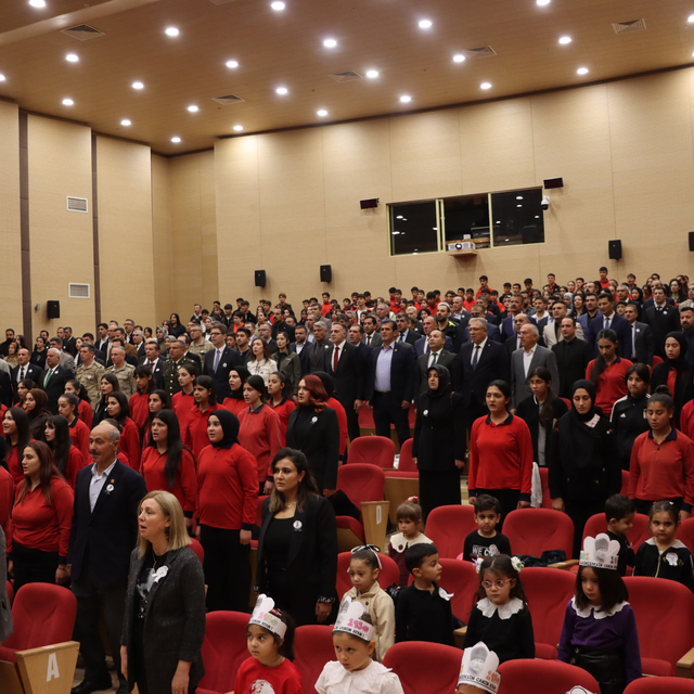 Van'da öğrenciler "Atam ve Sonsuzluk" koreografisi oluşturdu