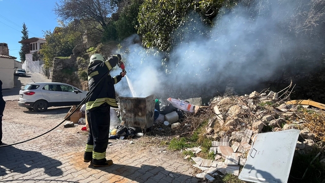 Menteşe'de çöp konteynerinde yangın paniği