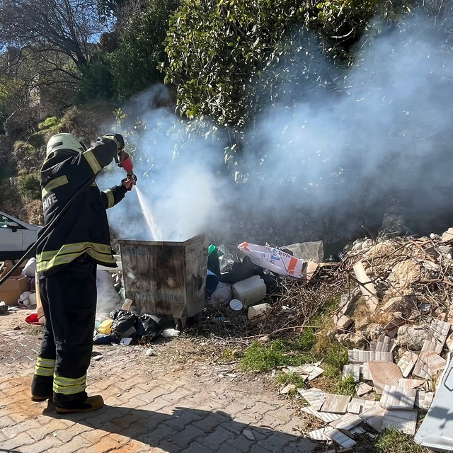 Menteşe'de çöp konteynerinde yangın paniği