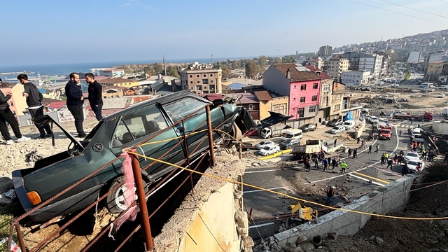 Belediyeye ait kamyonet az kalsın faciaya yol açıyordu
Trabzon'da freni boşalan Ortahisar Belediyesi'ne ait kamyonet önce 3 araca çarptı, sonra 20 metreden yola uçtu