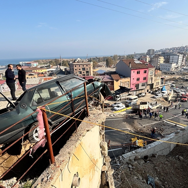 Belediyeye ait kamyonet az kalsın faciaya yol açıyordu
Trabzon'da freni boş...