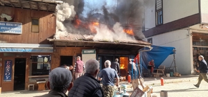Kalaycı dükkanındaki yangını söndürmek için seferber oldular