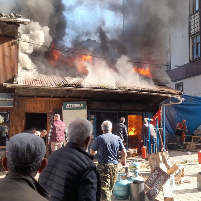 Kalaycı dükkanındaki yangını söndürmek için seferber oldular