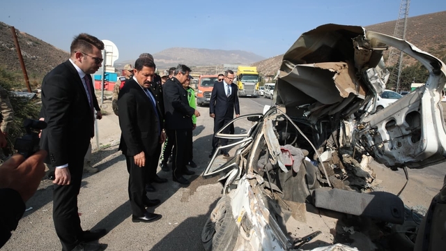 Freni arızalanan kamyon, ışıkta bekleyen 8 araca çarptı: 4 yaralı