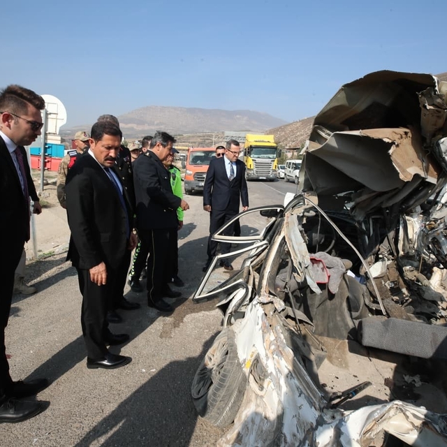 Freni arızalanan kamyon, ışıkta bekleyen 8 araca çarptı: 4 yaralı