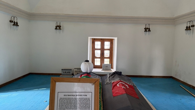 Rumeli Fatihi Gazi Süleyman Paşa'nın türbesine çevre düzenlemesi
Rumeli kapılarını açan Gazi Süleyman Paşa'nın türbesi 16 milyonluk çevre düzenlemesiyle hak ettiği ihtişama kavuştu
Sultan Orhan Gazi'nin oğlu ve Osmanlı'yı Avrupa'ya 13. asırda geçiren Süleyman Paşa'nın Gelibolu Bolayır'daki kabrinin bahçesi Vakıflar tarafından 16 milyonluk çalışma ile ihya edildi