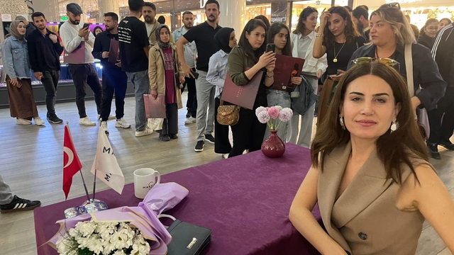 Rewşan, Mardian Mall'da plak imza gününde hayranlarıyla buluştu