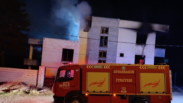 Diyarbakır'da çıkan yangında boş ev kullanılamaz hale geldi