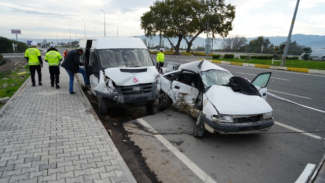 Balıkesir'de işçi servisi ile otomobil çarpıştı: 1 ölü, 4 yaralı
