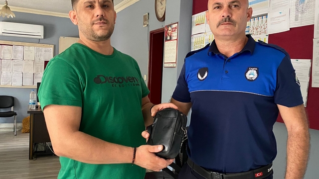 Serik'te zabıta ekipleri buldukları çantayı sahibine ulaştırdı