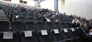 İlçenin köy statüsüne düşmemesi için düzenlenen etkinlikte salon boş kaldı;...