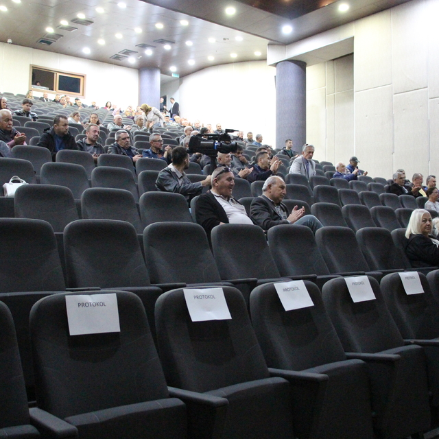 İlçenin köy statüsüne düşmemesi için düzenlenen etkinlikte salon boş kaldı;...