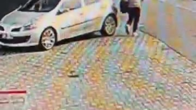 Park halindeki aracı çizip hiçbir şey olmamış gibi yoluna devam etti