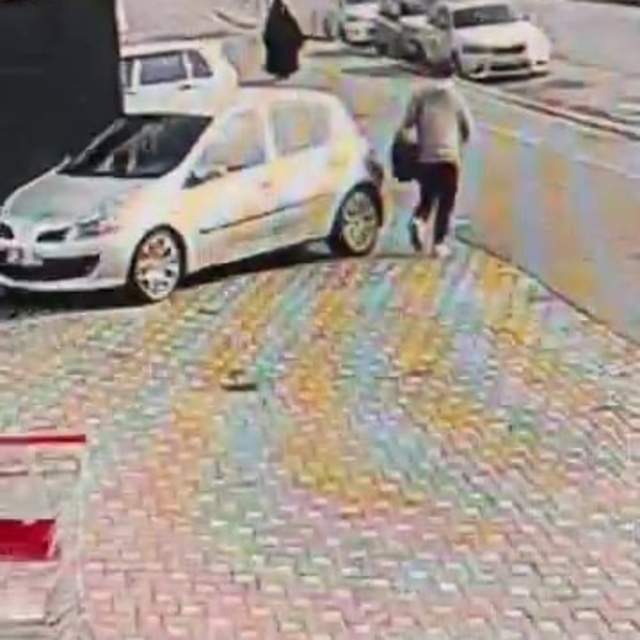 Park halindeki aracı çizip hiçbir şey olmamış gibi yoluna devam etti