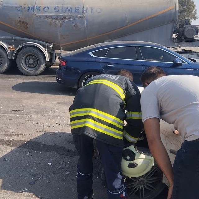 Freni arızalanan kamyon, kırmızı ışıkta bekleyen 6 araca çarptı: 4 yaralı