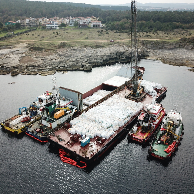 Kocaeli'de karaya oturan gemideki alçının tahliyesi için çalışma başlatıldı