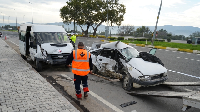 Balıkesir'de işçi servisi ile otomobilin çarpıştığı kazada 1 kişi öldü