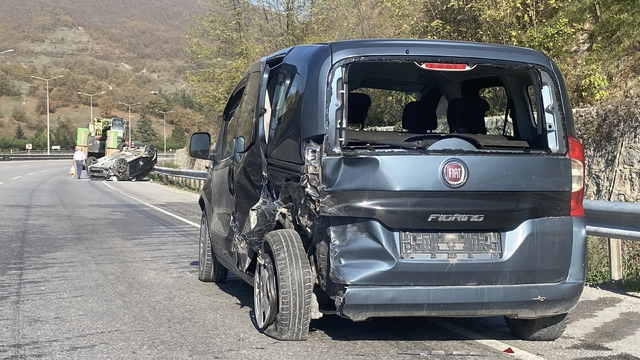 Samsun'da 3 araç kazaya karıştı; 4 yaralı