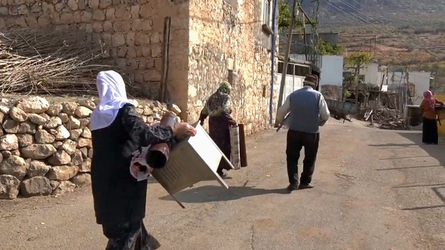 Batman'da kırsalda yaşayan ihtiyaç sahibi 200 aileye soba yardımı yapıldı