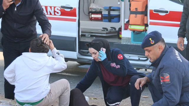 Otomobil, ağaca ve elektrik direğine çarptı: Anne ve bebeği öldü, 4 yaralı (2)