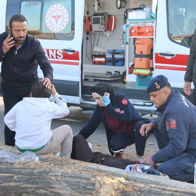 Otomobil, ağaca ve elektrik direğine çarptı: Anne ve bebeği öldü, 4 yaralı...