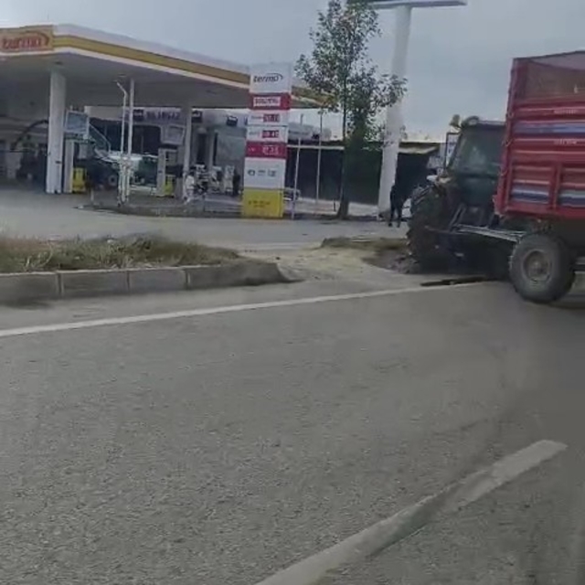 Refüjden yolun karşısına geçmek isteyen traktöre otomobil çarptı