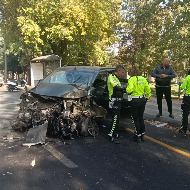 Önce refüje sonra direğe çarpan hafif ticari aracın sürücüsü ağır yaralı