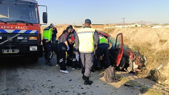 Otomobil ile kamyon çarpıştı: 1 ölü, 1 yaralı