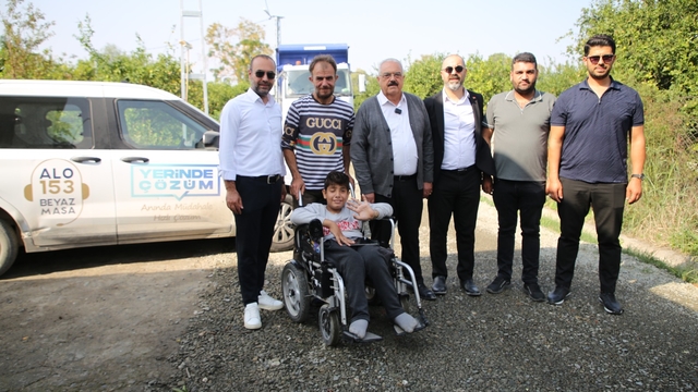 Hatay'da engelli çocuğun akülü aracını kullanabilmesi için evinin yolu asfaltlandı