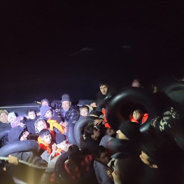 İzmir açıklarında 14 göçmen kurtarıldı, 35 göçmen yakalandı