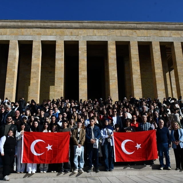 Balıkesirli gençler Ata'nın huzurunda