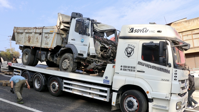 Trabzon'da park halindeyken hareket etmeye başlayan kamyon 3 araca çarpıp devrildi