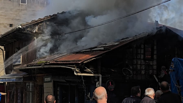 Çaykara'da iş yerinde çıkan yangın maddi hasara neden oldu