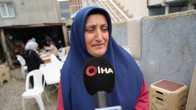 Facia anı: "Komşular üstümü söndürsün diye kendimi dışarı attım"
Yaralı işçinin hayatta kalma mücadelesi: "Baktım kimse yok..."
Parfüm tesisi faciasında yaralanan işçi dehşet anlarını anlattı
"Sosyal hak yoktu. Anca bizi çalıştırıyordu. Yemek vermiyordu, oturacak yerimiz yoktu, sigorta da yoktu"
"Ateşten kimse kimseyi görmedi"