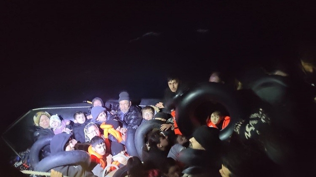 İzmir açıklarında 14 göçmen kurtarıldı, 35 göçmen yakalandı