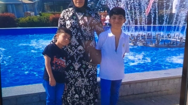 Yangında hayatını kaybeden Esma'nın eşi: "Birbirlerine sarılarak ölmüşler"
Faciada hayatını kaybeden Esma Gikan'ın eşi konuştu:
"Ben sigortasız çalıştırıldığı için eşimi işten çıkartmıştım. Herhangi bir şey olursa diye korkum vardı. Eşime 700-750 lira yevmiye veriliyordu. Ayrıca 100 lira da öğle yemeği için veriliyordu"
"Eşimi 2 ay önce işten çıkartmıştım. Ben akşam çıkarttım, sabah geri çağırdılar. Sigorta da olmadı. Olan bize oldu"
"Benimle 3 çocuğum ortada kaldık. Ayrıca 6 ocak söndü. Bunun hesabı kim verecek?"