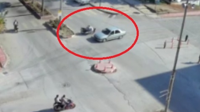 Otomobille motosikletin çarpıştığı kaza kamerada; 2 yaralı