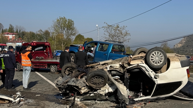 Ehliyetsiz sürücünün kullandığı otomobille kamyonet çarpıştı; 1 ölü, 2 yaralı