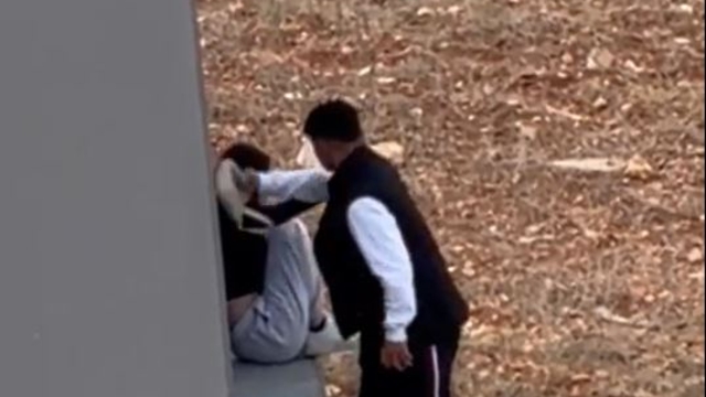 Adana'da tartıştığı kadını çantayla darbetti; o anlar kamerada