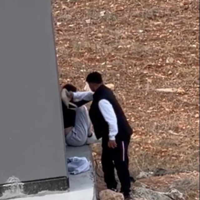 Adana'da tartıştığı kadını çantayla darbetti; o anlar kamerada